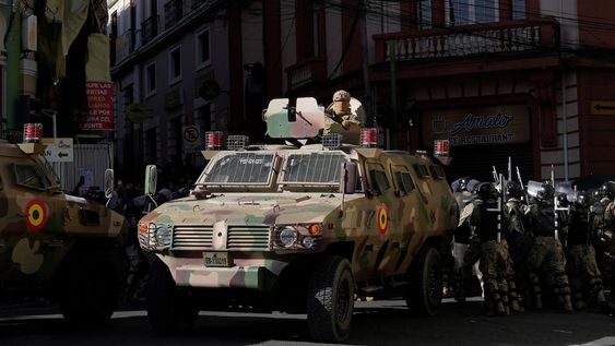 El vehículo blindado en el que llegó el excomandante del Ejército de Bolivia, Juan José Zúñiga, a las puertas mismas del Palacio Quemado, en un intento por tomar el gobierno. / EFE