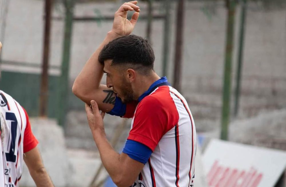 Jesús golea. Baldaccini festeja el primer tanto de Talleres, que derrotó 3-1 a Godoy Cruz y es el único líder de la Zona A. / Gentileza.