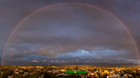 El cielo mendocino amaneció esta mañana pintado con los colores del arco iris. Foto: Ignacio Blanco / Los Andes.