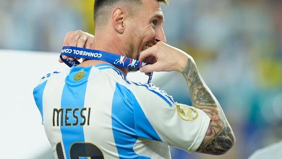 Lionel Messi, de Argentina, sostiene su medalla de campeón después de que su selección venció a la de Colombia en la final de la Copa América, en Miami Gardens, Florida, el lunes 15 de julio de 2024. (AP Foto/Rebecca Blackwell)