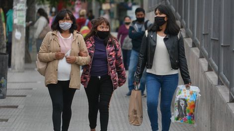 Los Andes | Fresco para salir. Ayer, la mayoría de los mendocinos salió a la calle con abrigo, como si se tratara de un día de otoño. Foto: Nicolás Ríos / Los Andes.