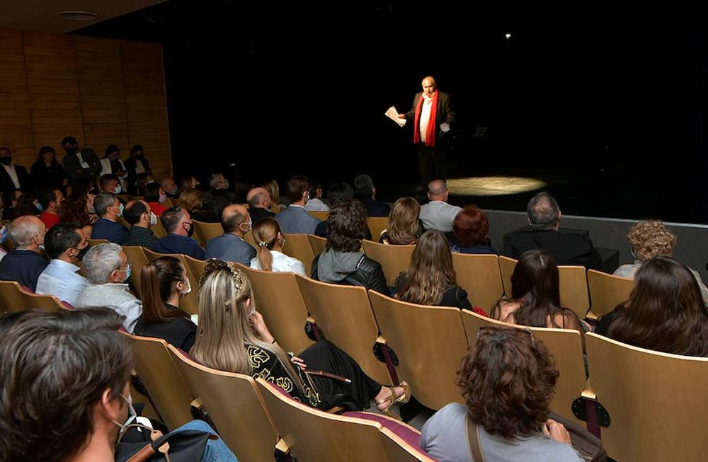 El teatro Julio Quintanilla reabrió anoche con la obra El viento en un violín, de Claudio Tolcachir. Foto: Orlando Pelichotti