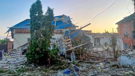 Los Andes | Esta fotografía difundida por el gobernador interino de la región de Kursk, Alexei Smirnov, a través del canal telegram el martes 6 de agosto de 2024, muestra los daños en una casa luego de un bombardeo ucraniano en la ciudad de Sudzha, en la región de Ku