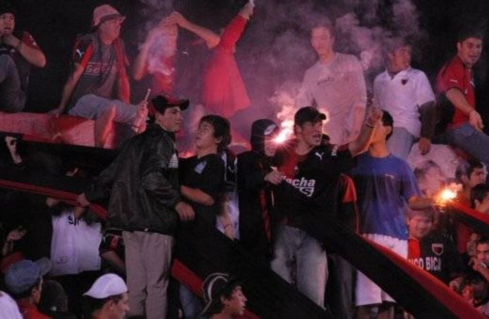 De nunca acabar: el plantel de Colón apretado por 40 barrabravas