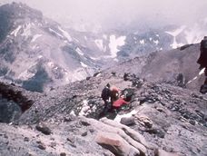Pirámide del Aconcagua: sitio del hallazgo de la capacocha. El sitio integra la Lista del Patrimonio Mundial de la UNESCO. En la imagen los profesionales que rescataron el hallazgo. (Foto J. Schobinger,1985)