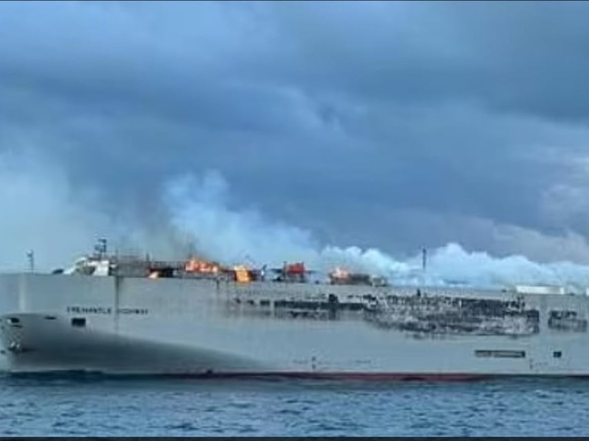 Barcos y helicópteros sacaron a los 23 tripulantes del barco, que no habían logrado apagar las llamas. Gentileza