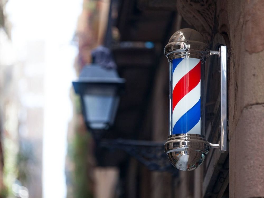 Qué significa el poste giratorio de colores que aparece en las barberías (1).jpg