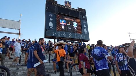 Los Andes | Tras un viaje largo y vigilado, los hinchas de Godoy Cruz llegaron al estadio Monumental de Santiago de Chile para la vuelta de la fase 2 de la Copa Libertadores ante Colo Colo. Foto: Los Andes