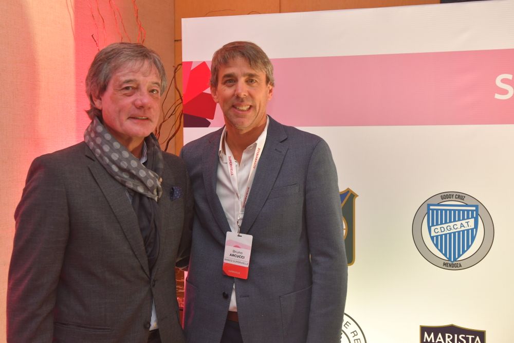 Alejandro Chapini, presidente de Club Deportivo Godoy Cruz Antonio Tomba, y Bruno Arcucci, Chief Consumer Banking Officer de Supervielle.