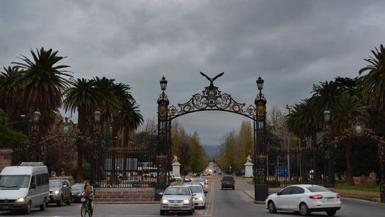 Nublado y viento zonda este martes en Mendoza.