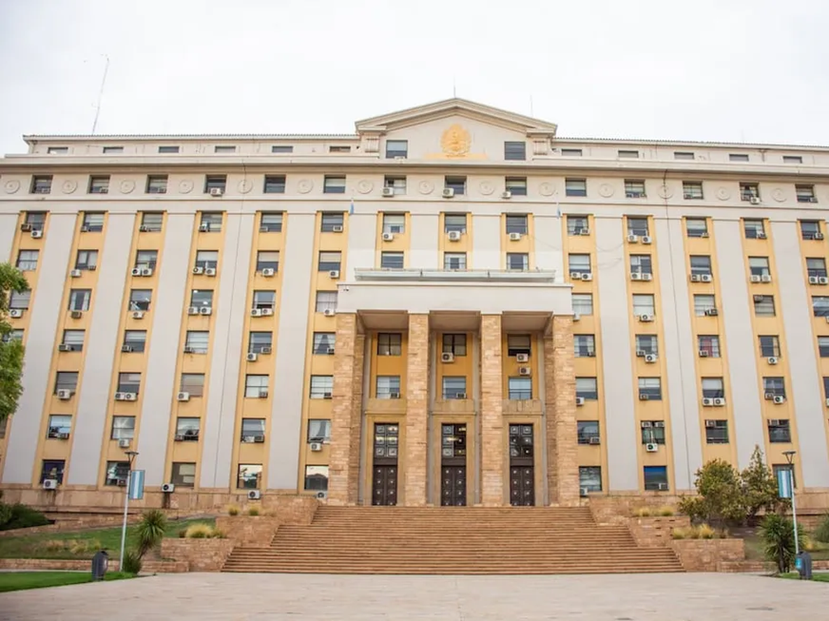 Frente de la Casa de Gobierno de Mendoza. Archivo