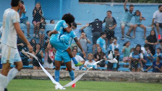 Fiesta total. Nico Arce se sube a “Cococho” de la “Bestia” Herrera, autor de los dos primeros goles de Gutiérrez, que volvió a ilusionarse con el ascenso al Federal A. Foto: Emmanuel Rodríguez