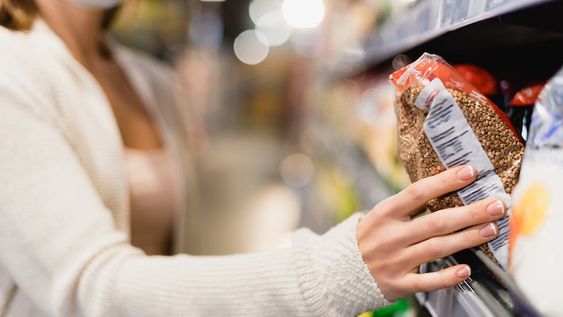 El incremento de los alimentos hace que la gente opte por segundas marcas.
