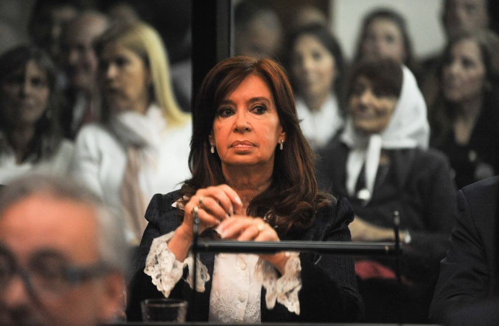 Cristina Fernández De Kirchner en el primer día del Juicio de la Causa Vialidad junto a su abogado Carlos Beraldi Comodoro Py. Foto Federico Lopez Claro