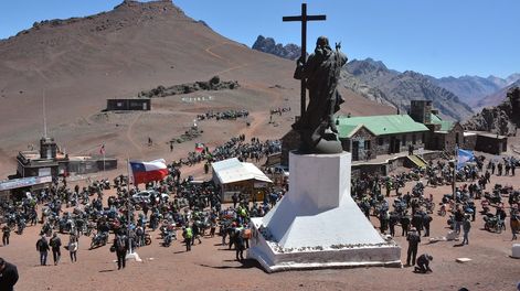 Mototurismo internacional en el Cristo Redentor.