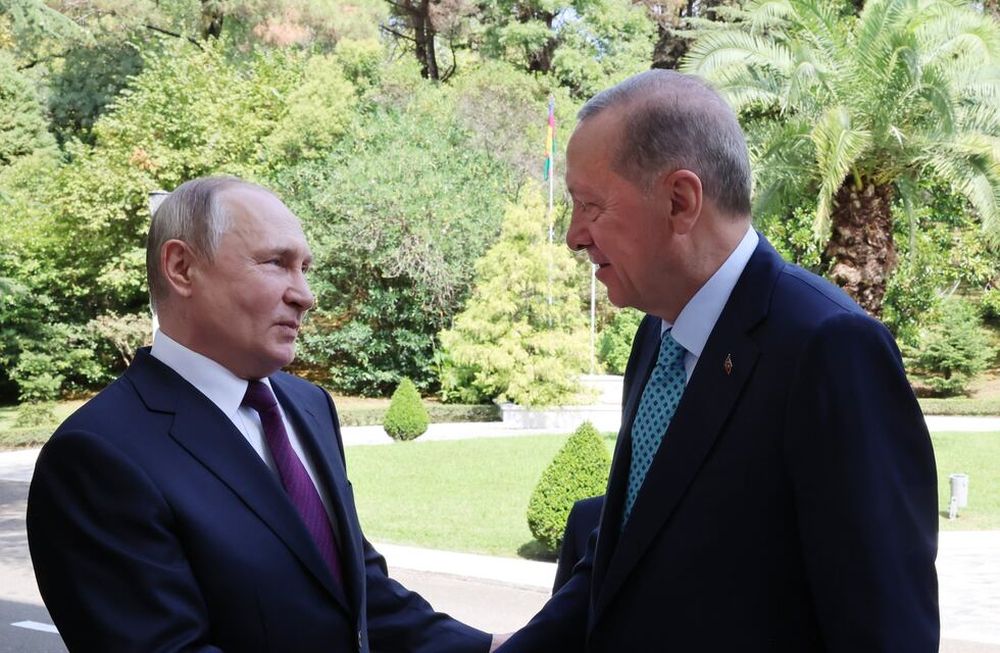 Vladimir Putin y Recep Erdogan, presidentes de Rusia y Turquía respectivamente, se saludan esta mañana al arribo del mandatario turco al balneario ruso de Sochi.