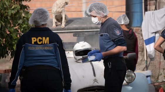 Asesinato en GuaymallénLa policía de Investigaciones detuvo esta mañana a quien sería el autor de disparo que terminó con la vida de Juan Vela, el hombre que estaba trabajando en el patio de su casa y fue ultimado para robarle la moto.En el lugar trabaja policia científica.Foto: Ignacio Blanco / Los Andes