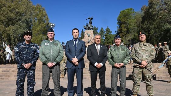 El ministro de Defensa, Luis Petri, en el aniversario del Ejército en el Cerro de la Gloria. Lo acompañó el gobernador Alfredo Cornejo. Foto: Prensa Mendoza