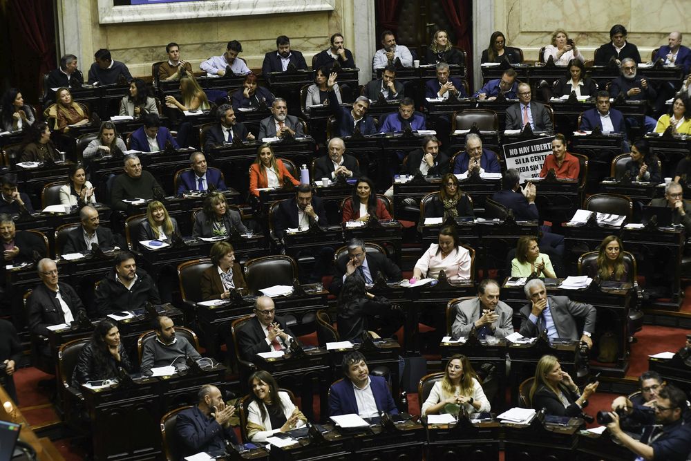 Diputados se alistan a votar, en la sesión especial en la Cámara de Diputados para debatir los proyectos que apuntan a investigar las responsabilidades del presidente Javier Milei y otros funcionarios del Poder Ejecutivo en la criptoestafa $LIBRA, así como una batería de proyectos en temas previsionales.