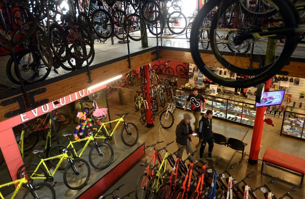 Durante la pandemia, las bicicletas se convirtieron en el medio de transporte preferido de muchos mendocinos.
