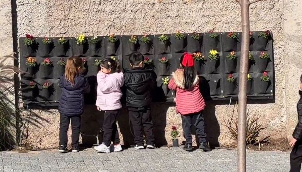 Los niños disfrutan de la huerta en el nuevo espacio. Foto: Gentileza.&nbsp;