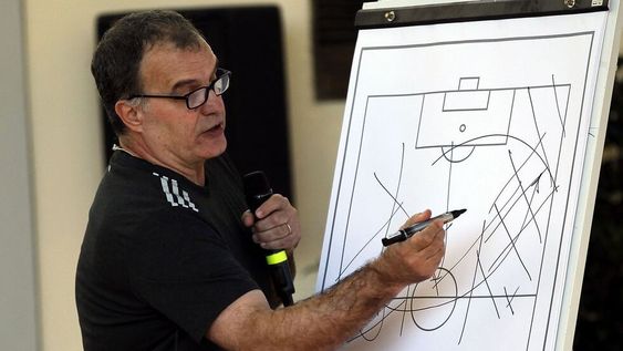 Marcelo Bielsa reconoció que espió a todos sus rivales, pero argumentó que no es ilegal