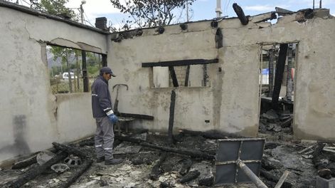 Familia Maradona perdió su casa en Colonia Suiza por el incendio en el piedemonte tras el Zonda (Orlando Pelichotti / Los Andes)
