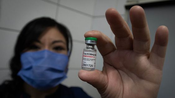 El personal de salud del Hospital Central de la provincia de Mendoza ya se está vacunando con la segunda dosis de la vacuna Sputnik V. Foto: Ignacio Blanco / Los Andes