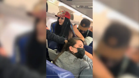 Baajaron a una mujer de un avión tras escupir y humillar a otra pasajera.
