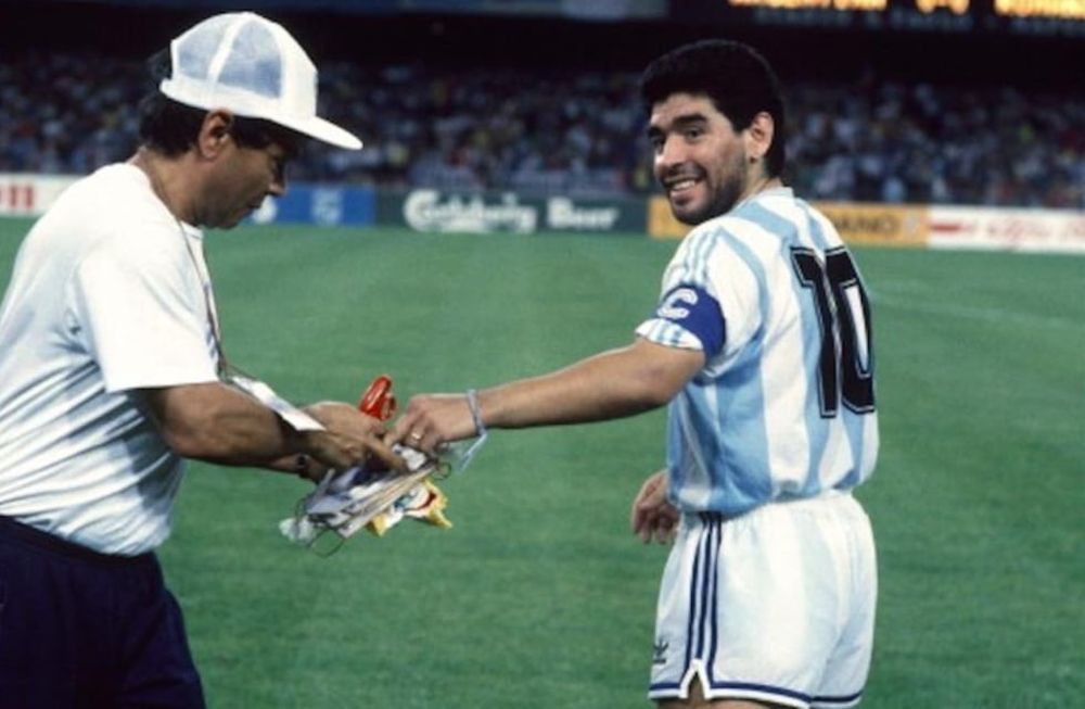 Diego Maradona, uno de los 3 mejores mediocampistas según ChatGPT