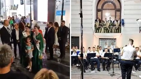 Ana Laura Verde y Gemina Navarro fueron agasajadas por la banda de música de la Policía de Mendoza.