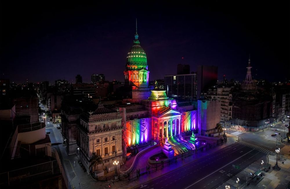 Amor es amor: imponente iluminación en el Congreso por los 10 años del matrimonio igualitario