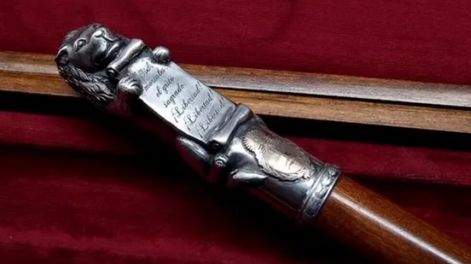 Imagen de cómo es el bastón que le diseñaron a Javier Milei