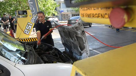 Aumento en el precio del Gas Natural Comprimido (GNC), en las estaciones de servicio de Mendoza. Foto: Orlando Pelichotti