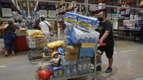 Los Andes | Un informe privado revela que se requieren dos salarios promedios para cubrir la Canasta Básica Total, más gastos habituales. Foto: Orlando Pelichotti / Los Andes
