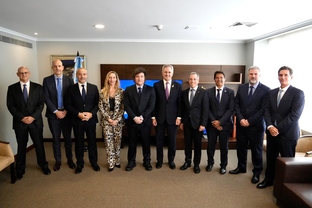 El Presidente Javier Milei, junto a la Secretaria General de la Presidencia, Karina Milei, y al Canciller, Pablo Quirno, mantuvo una reunión de trabajo con representantes de toda la cadena de valor automotriz argentina tras la firma del Acuerdo Comercial en el Sector Automotor entre la Argentina y el Ecuador. Participaron ADEFA, AFAC, ACARA, Toyota Argentina, Peugeot Citroën Argentina, Ford Sudamérica y VW Group Argentina.