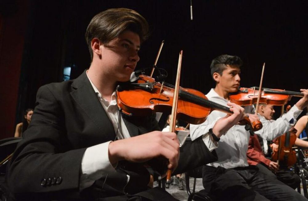 Lautaro es concertino de la Orquesta Infanto Juvenil Pequeños Grandes Músicos del Pedemonte. A sus excelentes calificaciones en primaria y secundaria suma el deseo de ser ingeniero electromecánico.
