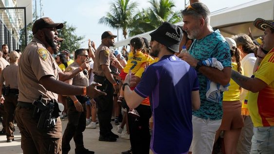 Miles de hinchas colombianos, quisieron ingresar al estadio sin entradas. / Gentileza.
