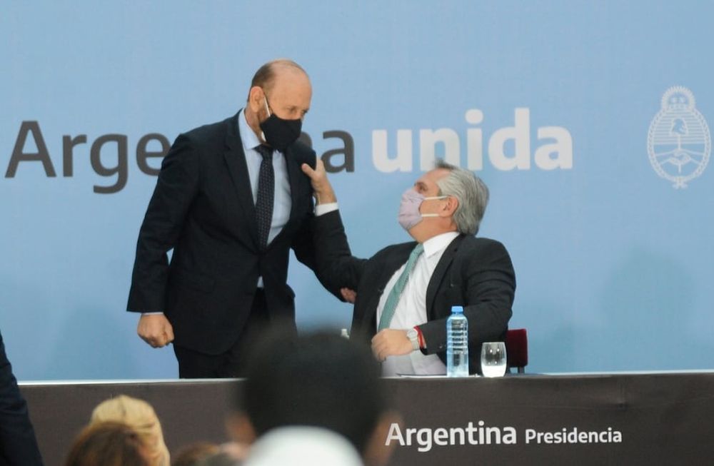 Gildo Insfrán, gobernador de Formosa, saluda al presidente Alberto Fernández durante la firma de un acuerdo contra la violencia de género. (Clarín)