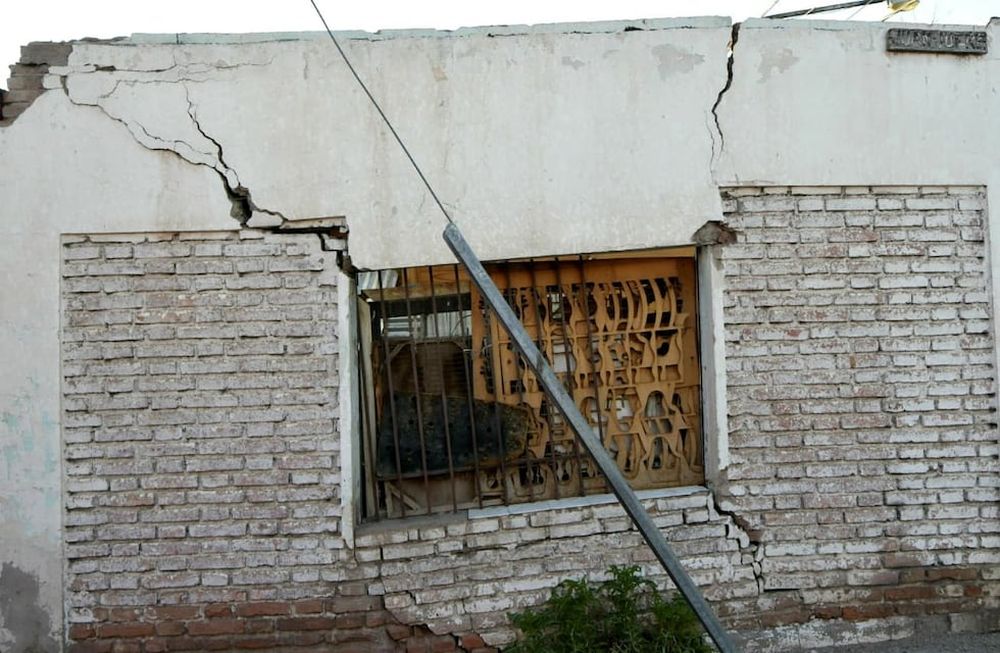 Defensa Civil debió intervenir en casas con paredes agrietadas de Guaymallén, Godoy Cruz y Las Heras; y debió evacuar a familias de los primeros dos departamentos. Foto: Orlando Peliochotti / Los Andes.
