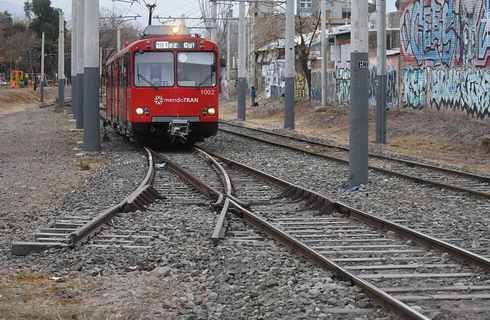 El Gobierno pide autorización de nueva deuda para licitar obras del Metrotranvia, ramal desde Godoy Cruz hacia el departamento de Luján de Cuyo y el que va desde Estación Avellaneda hasta el Aeropuerto.Tramo de las vías en la zona de calles Belgrano y Francia  y estación Pellegrini de Godoy Cruz. Foto: José Gutierrez / Los Andes