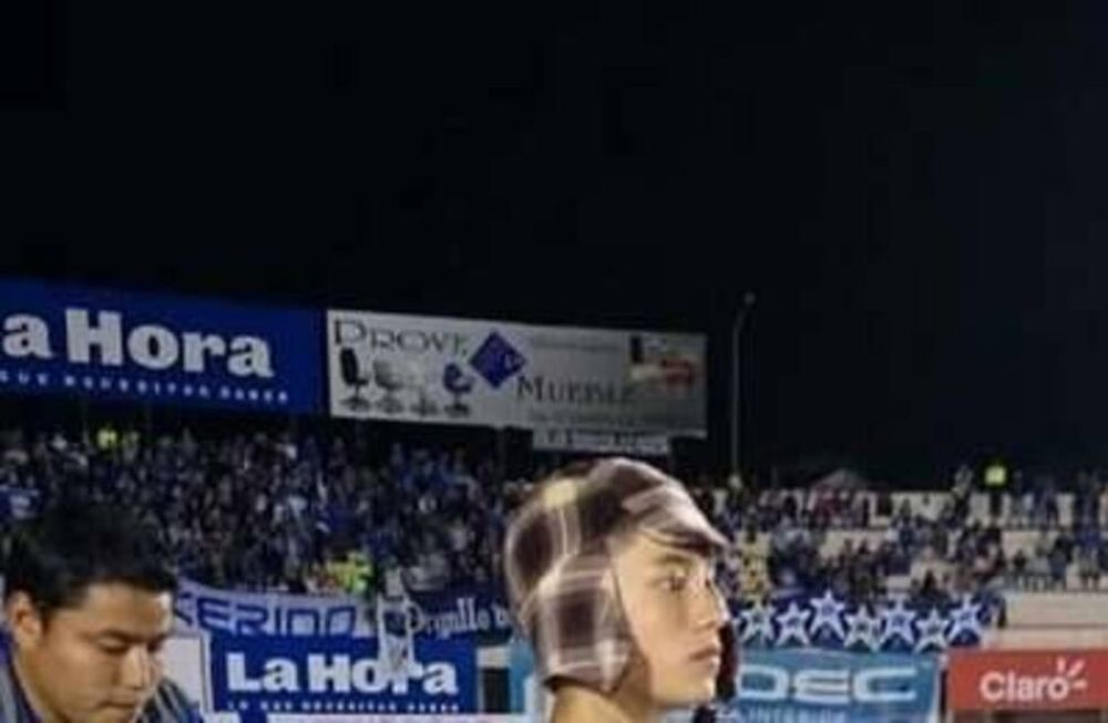 Un club de fútbol vistió a sus alcanzapelota como el Chavo, en homenaje a Gómez Bolaños