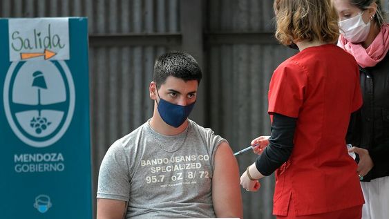 Continua la vacunación contra Covid 19, combinada para menores de 18 años en el centro de vacunación en la Nave Cultural. Foto: Orlando Pelichotti / Los Andes