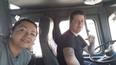 María y Lorena se conocieron mientras dedicaban horas a la comunidad en el cuartel de bomberos voluntarios lasherino. Foto: gentileza