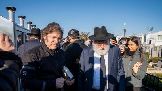 USA756. NUEVA YORK (NY, EEUU), 27/11/2023.- El presidente electo de Argentina, Javier Milei (i), visita tumbas de rabinos hoy en el cementerio judío de Montefiore en Springfield Gardens en Queens, Nueva York (EEUU). Milei, protagonizó este lunes una breve visita a la tumba del rabino Schneerson en el cementerio judío de Montefiore, al este de Nueva York, durante la que se negó a realizar ningún tipo de declaraciones. EFE/Ángel Colmenares