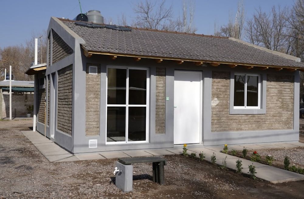 En la planta de reciclado de Los Barriales, a partir del reciclado de envases plásticos, se elaboran ladrillos PET y tejas PP, entre otros productos.