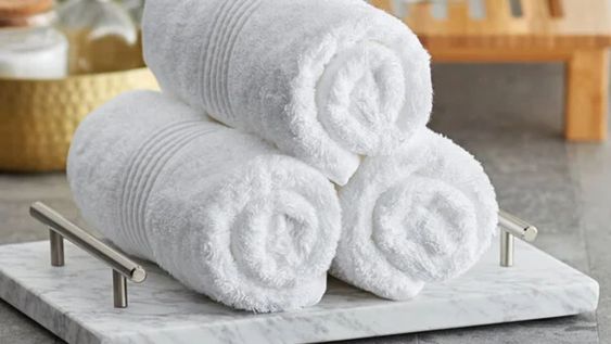 Conocer el significado de las toallas blancas de hotel, permite también imitar su limpieza en casa.