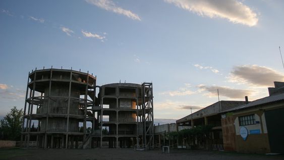 La bodega Faraón realiza visitas guiadas que contemplan relatos de su historia con tintes de suspenso y misterio. Fue uno de los establecimientos más importantes del país y hoy alberga un museo / Marcelo Rolland