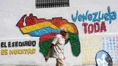 Los Andes | Un hombre camina frente a un mural de un mapa de Venezuela con el territorio de Esequibo incluido, en Caracas, el miércoles 29 de noviembre de 2023. (AP Foto/Matias Delacroix)