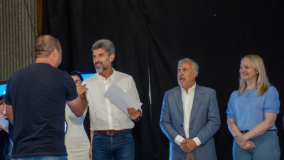 Ulpiano Suarez participó de la entrega de certificados del curso de inglés TIC